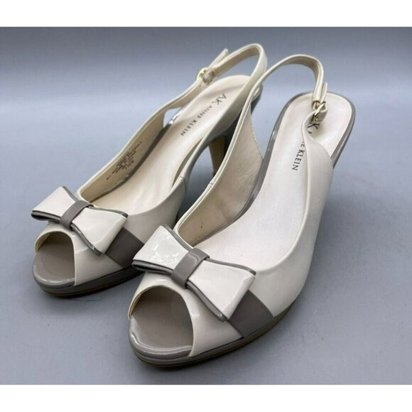 Anne Klein Womens Eloise Beige Bow Top Patent Peep Toe Slingback Heels Sz 7.5 M - Picture 1 of 8
